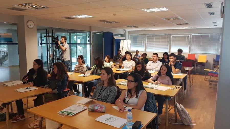 É unha iniciativa dirixida a alumnado de grao e mestrado