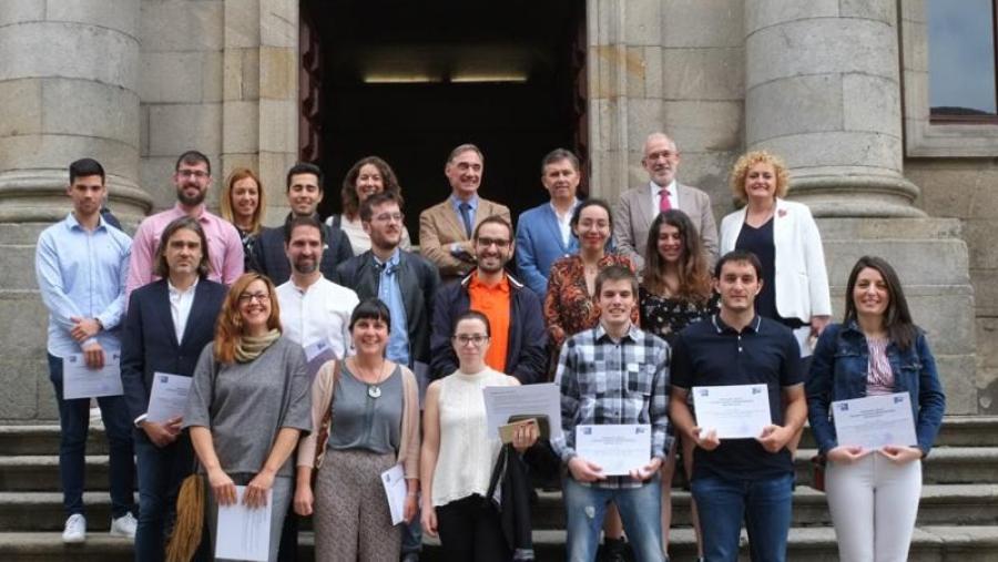 Os distintos equipos participantes en Argos, xunto coas autoridades asistentes ao acto de entrega de premios celebrado no Paraninfo da Universidade. Foto: Servimav-USC