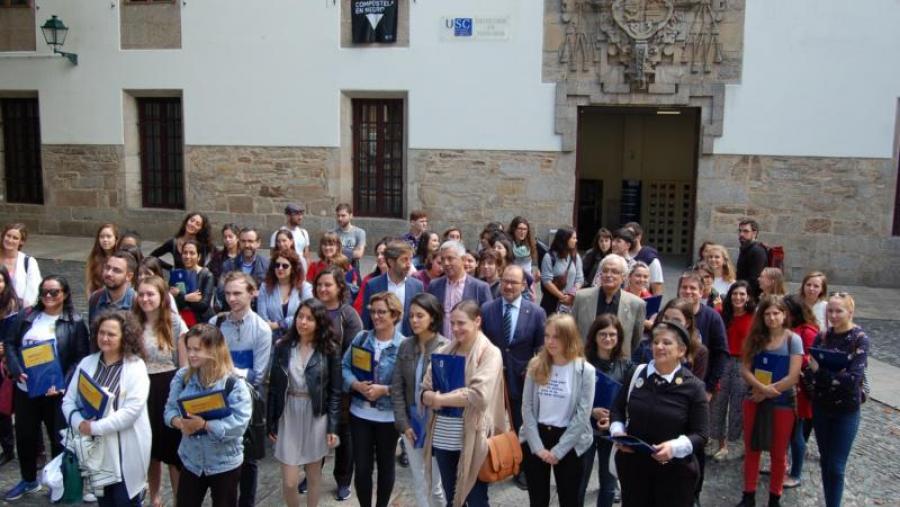 A nova promoción no exterior da Facultade de Filosofía ao finalizar o acto