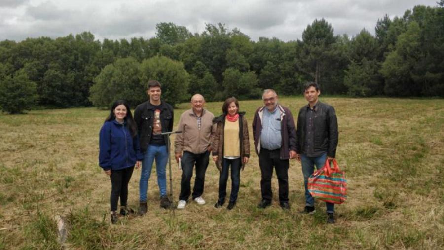 Investidagadores da USC co director da granxa Gayoso-Castro e da integrantes da empresa 3edata, na superficie que acubillará a futura parcela de ensaio