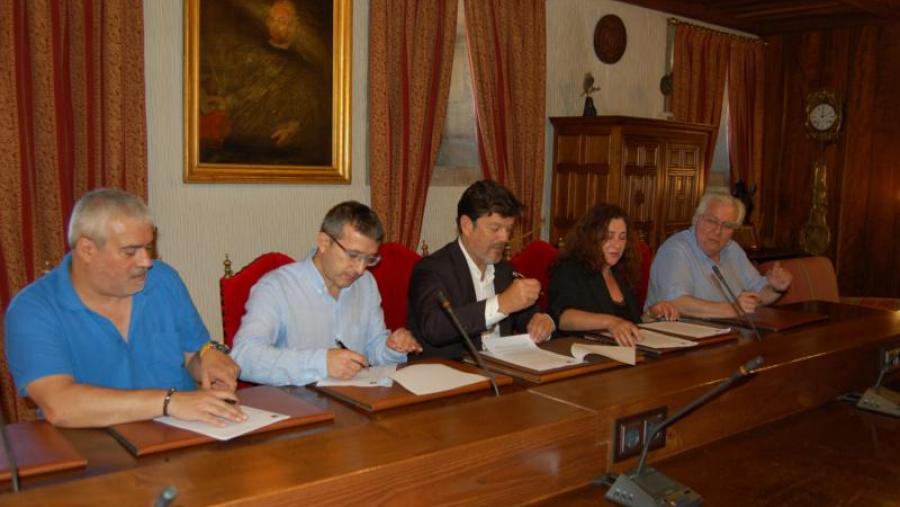 O xerente e representantes dos traballadores do PAS laboral asinaron este venres un acordo en San Xerome