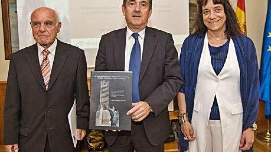 Colmenero, Losada e Goy, na presentación do libro 'O faro romano de Brigantium Flavium, Torre de Hércules da Coruña'. Foto La Opinión