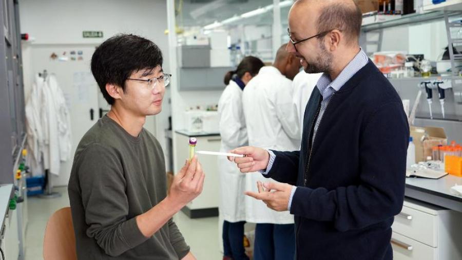 Ghibom Bhak e Javier Montenegro no laboratorio do CiQUS. Foto: Andrés Ruíz