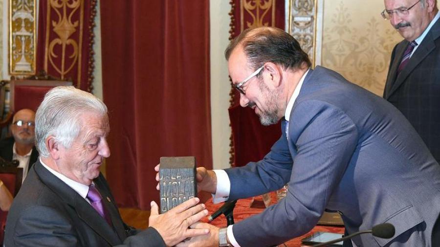 O reitor fai entrega do premio a Gómez Segade. Foto: Santi Alvite