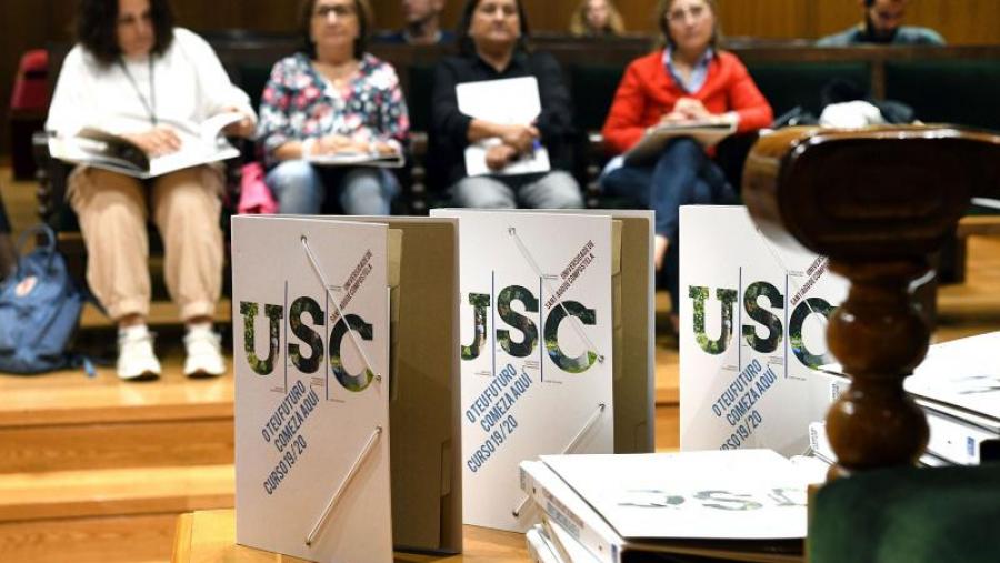 Na xuntanza presentáronse as distintas actividades que a USC organiza dirixidas a centros de secundaria e bacharelato ao longo do curso. Foto: Santi Alvite
