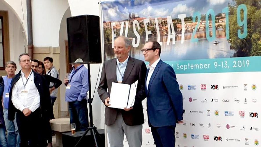 Alberto Bugarín recollendo o premio. Foto: CiTIUS