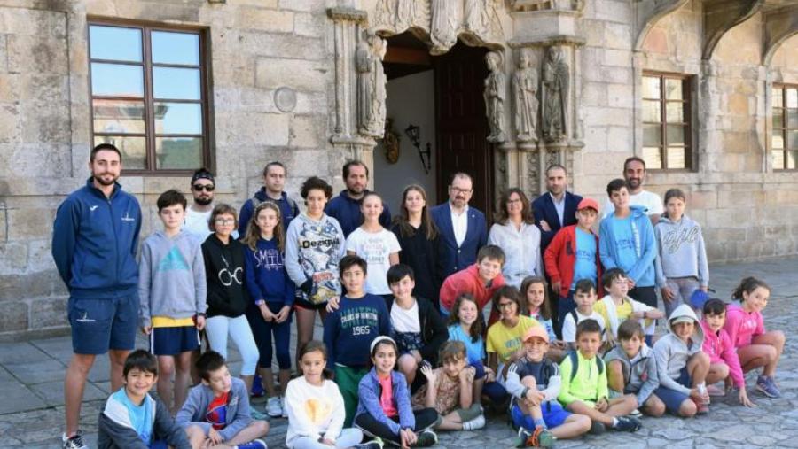 O reitor da USC, Antonio López, no centro, acompañado da vicerreitora Mar Lorenzo, cos nenos e nenas da última quenda do programa Verán Campus USC