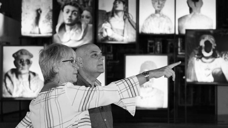 A comisaria da exposición Laura Terré e o responsable da Área de Cultura da USC Pablo Sampedro visitan a exposición. Foto: Santi Alvite