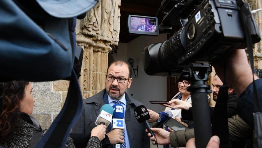 O reitor, nun encontro cos medios de comunicación este mércores en San Xerome para dar conta das decisión adoptadas. Foto: Santi Alvite