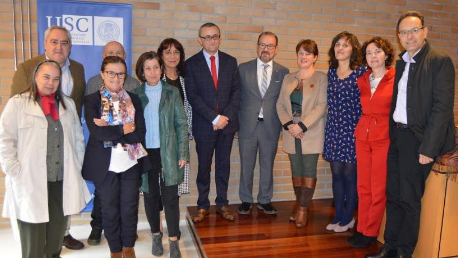 O reitor Antonio López e o decano Gonzalo Fernández, no centro, con membros do equipo de goberno da USC e da Facultade de Humanidades