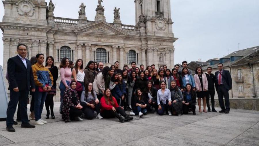 Alumnado participante no Welcome Day posa xunto ao reitor Antonio López e a vicerreitora de Coordinación do campus de Lugo, Montserrat Valcárcel
