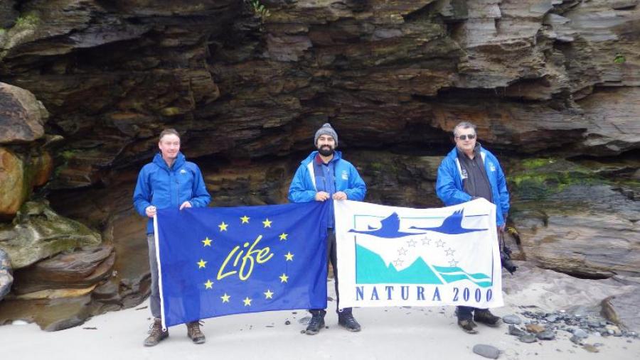 O director do Ibader, Pablo Ramil (á dereita) con outros investigadores participantes neste obradoiro After Life do Life Tremedal, na Praia de Arealonga