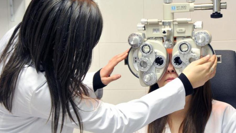 Alumnado realizando prácticas de Óptica e Optometría. Imaxe de arquivo