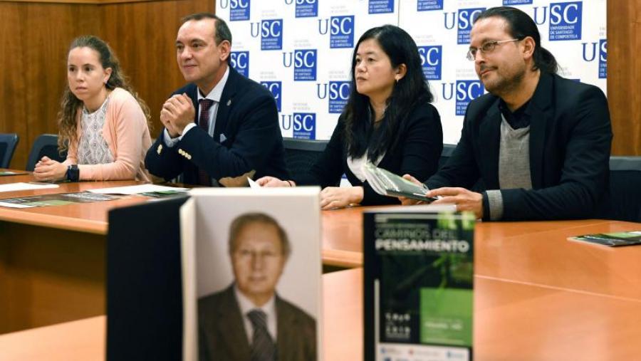 De esquerda a dereita, Carolo, Agís, Takahashi e Barcia, coa fotografía do premiado en primeiro termo. Foto: Santi Alvite