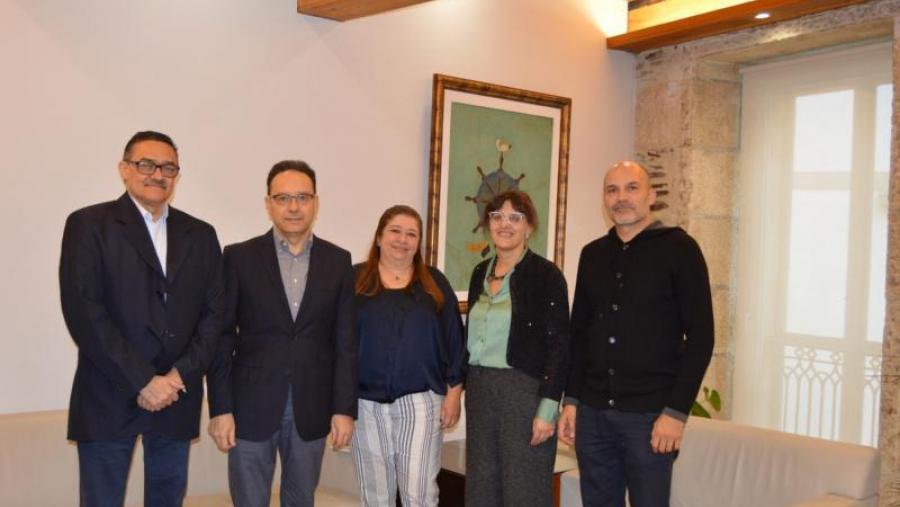 De esquerda a dereita, Ospina, Zapata, Gonçalves, Valcárcel e Rocha, na Vicerreitoría de Coordinación do Campus de Lugo