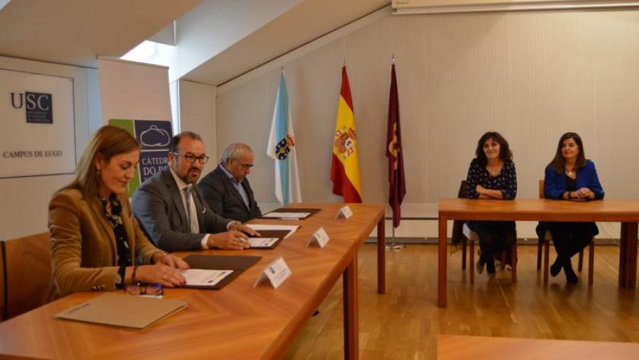 Cartea, López e Da Cunha, asinan o acordo na Vicerreitoría de Coordinación do Campus de Lugo, en presenza de Valcárcel e Romero