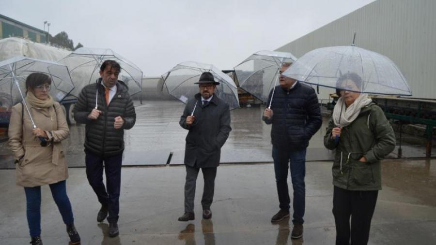 De esquerda a dereita, Montserrat Valcárcel, Severiano Ónega, Antonio López, Francisco Balado e Josefa de León, na planta de Agroamb