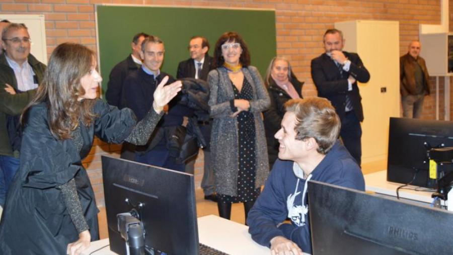 Carmen Pomar, con alumnado do grao de Robótica na EPS de Enxeñaría de Lugo