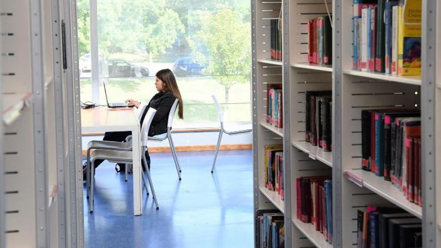 Por cada hora de estudo do alumnado en bibliotecas da USC, as entidades patrocinadoras destinarán un euro para apoiar proxectos educativos en Ecuador e O Congo