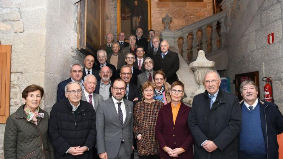 O reitor, no centro, xunto coa representación da asociación recén creada de profesores eméritor. Foto: Santi Alvite