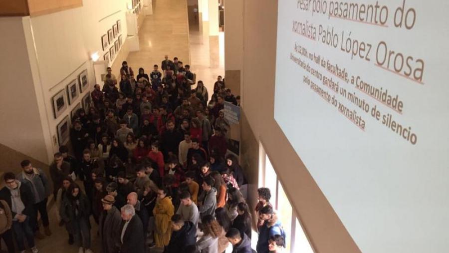 Alumnado e profesorado no minuto de silencio