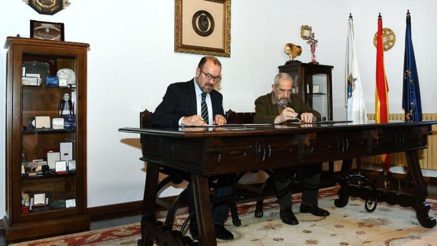 O reitor Antonio López e o presidente do Ateneo de Santiago, Salvador García-Bodaño, asinaron este martes o convenio de colaboración