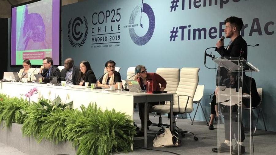 Rosa Mosquera, no centro, na súa intervención na zona azul do COP 25, en Madrid