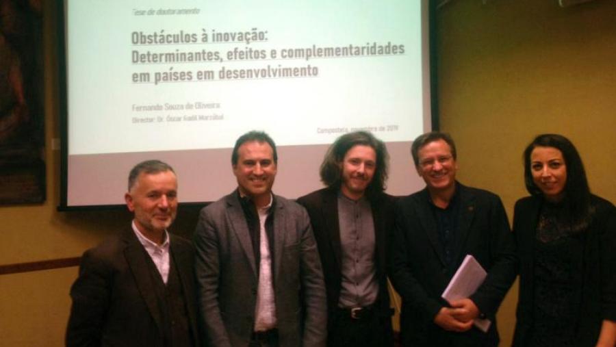 O acto de defensa da tese tivo lugar no salón de graos da Facultade de Ciencias Económicas e Empresariais, sendo recoñecido o traballo coa mención de Doutoramento Internacional e obtendo a...