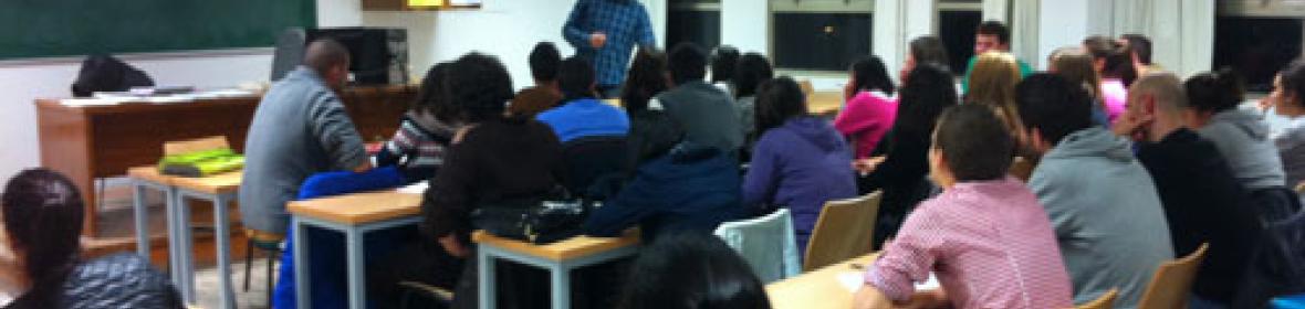 Docente e alumnxs nunha aula