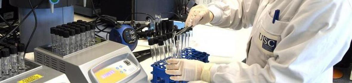 Investigadora nun laboratorio