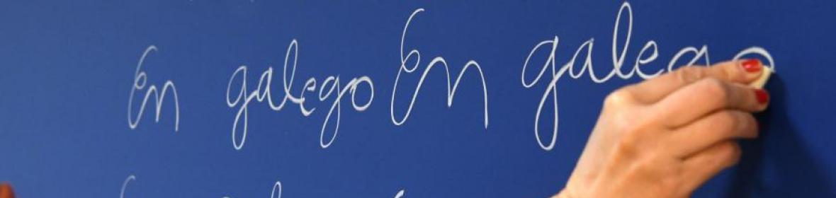 Perso escribindo nunha pizarra